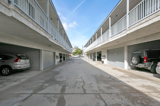 Building Photo - 336 E Providencia Ave