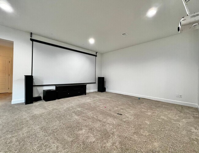 Building Photo - Gorgeous 6 Bed, 5 Bath House in West Windsor!