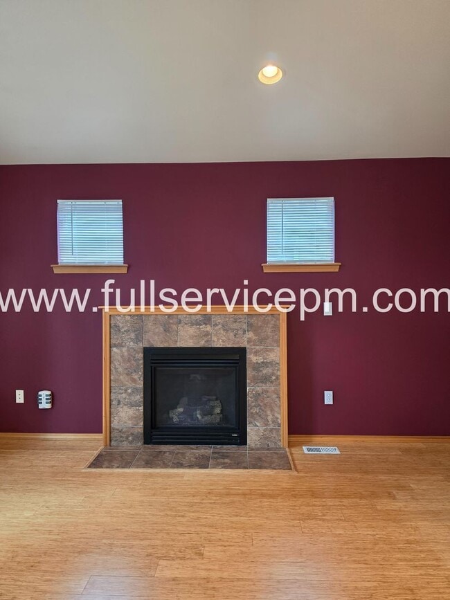 Foto del edificio - Private Drive Townhome Near Stone Ave N | 3 Bed, 2 Bath, 2-Car Garage, Deck + Fenced Yard