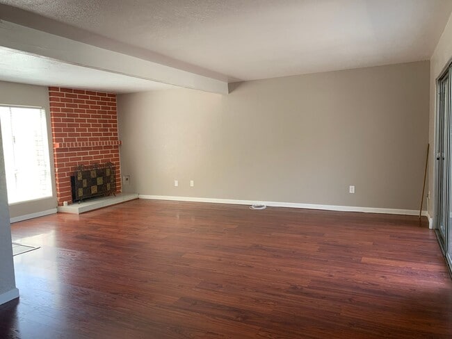 Building Photo - 3 Bed 2 Bath Riverside Home