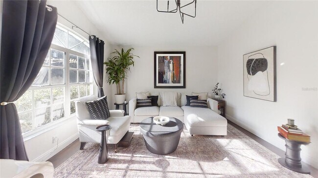 Building Photo - Nice 3 bedroom 2 bath with screened-in lan...