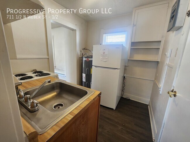Building Photo - Cozy Studio for Just $925/Month!