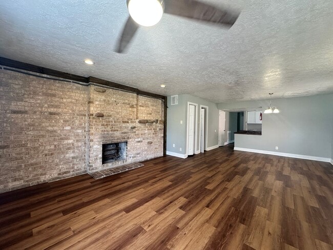Building Photo - Spacious Townhouse Available NOW!