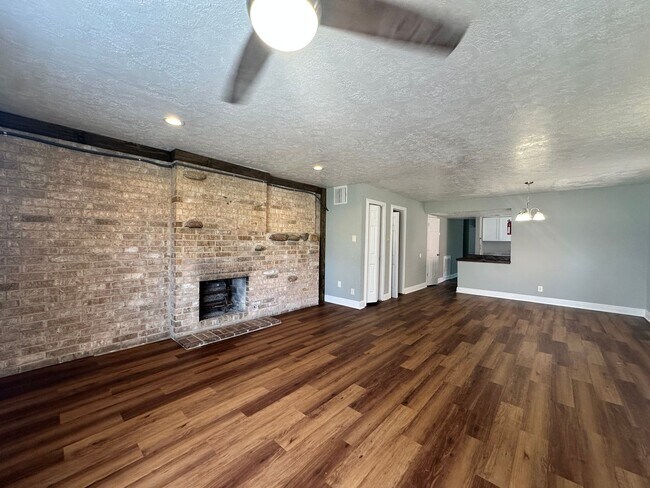 Foto del edificio - Spacious Townhouse Available NOW!