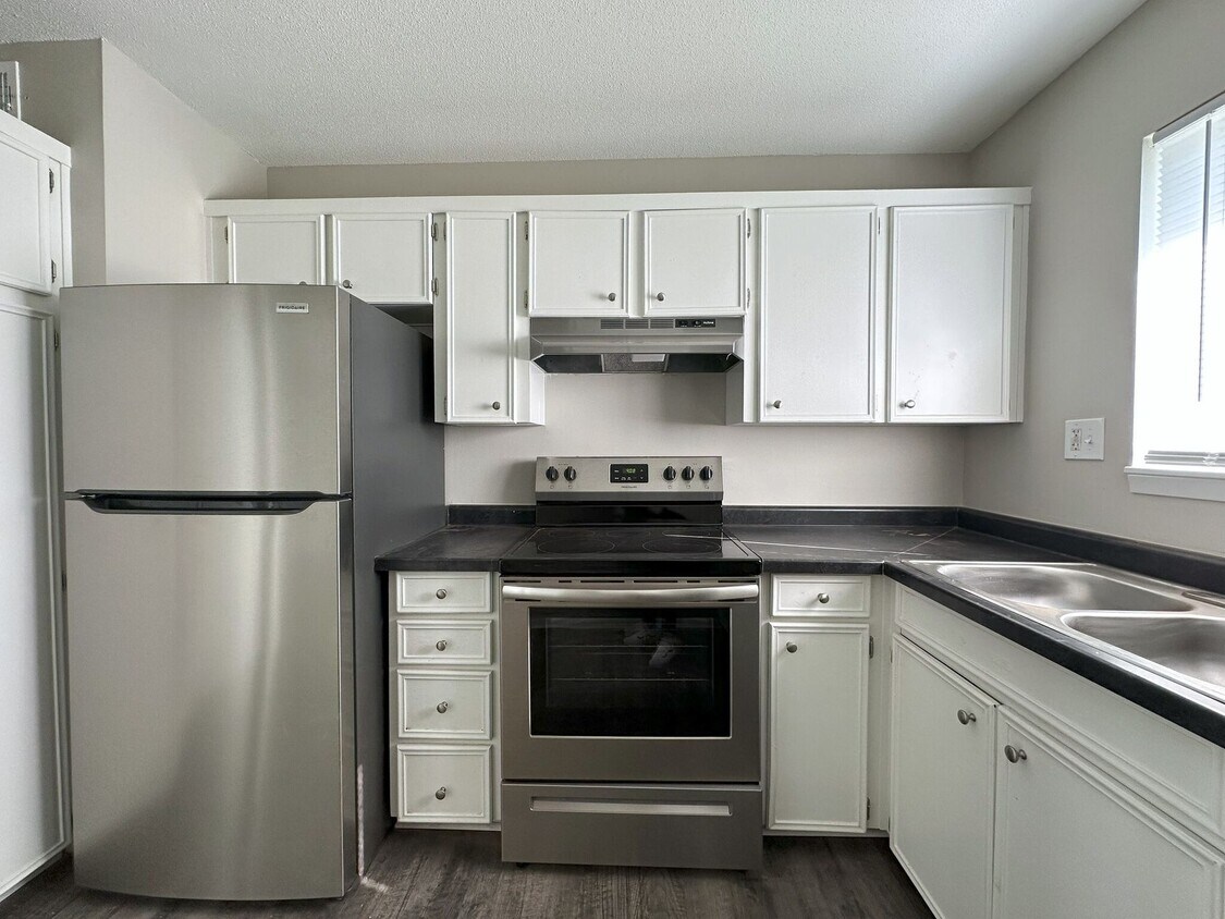 Primary Photo - Spacious 2 Bed, 2 Bath Townhome in Overlan...