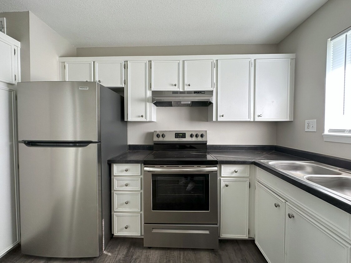 Primary Photo - Updated 1 Bedroom Apartment in Overland Pa...