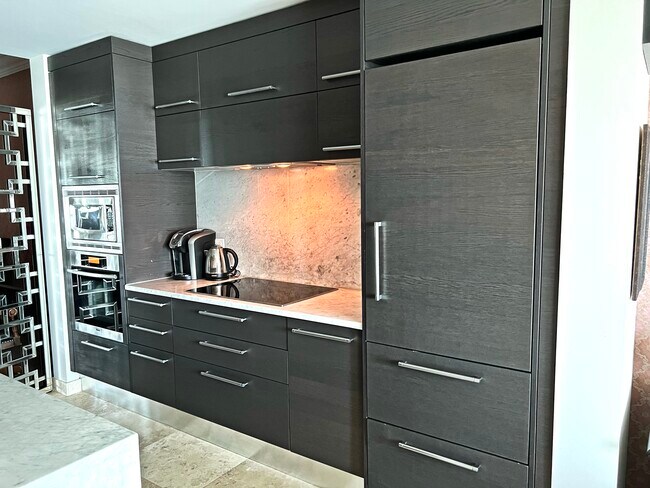 Building Photo - 900 Biscayne
