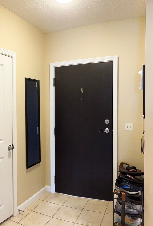 Condo Foyer - 851 N Glebe Rd