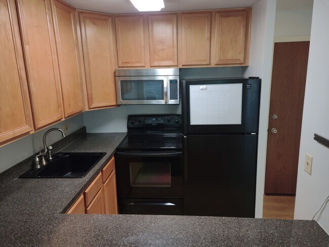 Building Photo - 5810 Oakwood Dr