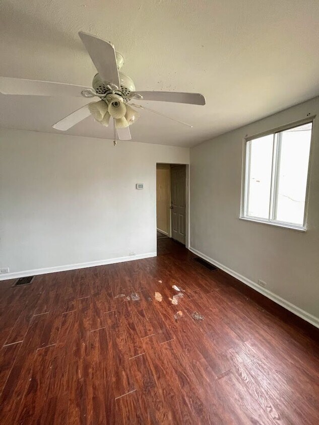 Foto principal - 2 bed 1 bath - Greenfield, nice location, ...