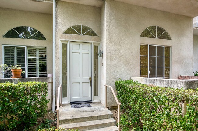Building Photo - 5340 Las Virgenes Rd