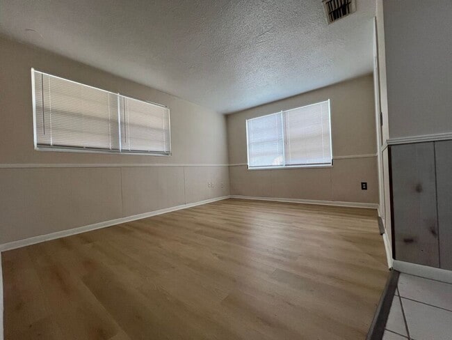 Building Photo - 907 Lake Jessie Dr