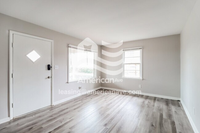 Building Photo - 25 10th Ave SW