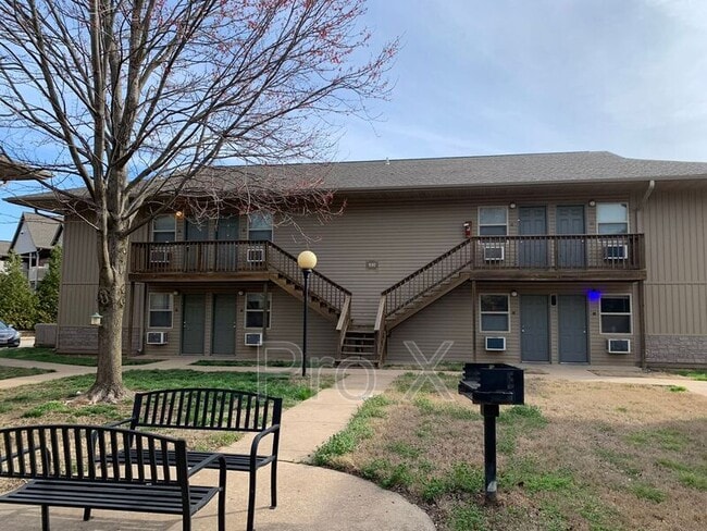 Building Photo - 930 N Goetz Blvd