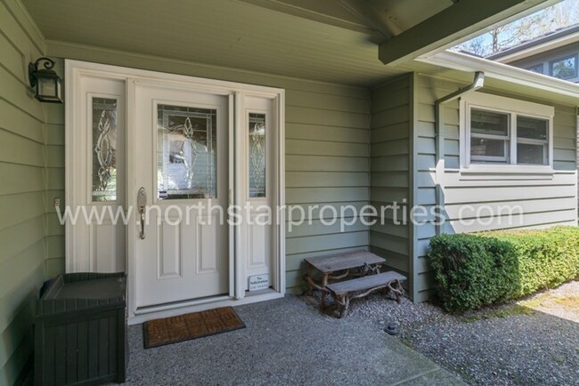 Building Photo - Renovated 1941 Lakefront Classic