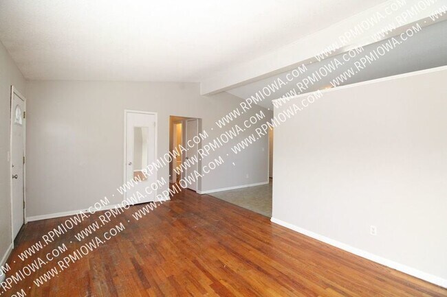 Building Photo - FENCED-IN YARD! 3 bedroom, 1.5 Bathroom Ho...