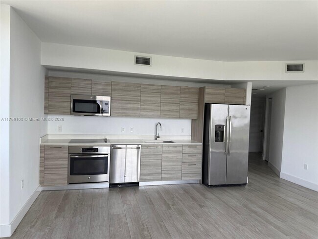 Foto del edificio - 121 NE 34th St