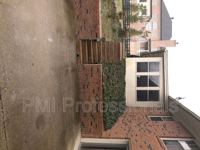 Building Photo - 9000 Split Log Rd