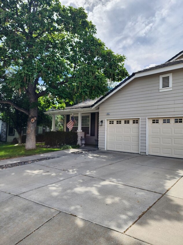 Building Photo - Welcome to this stunning 4-bedroom, 2.5-ba...