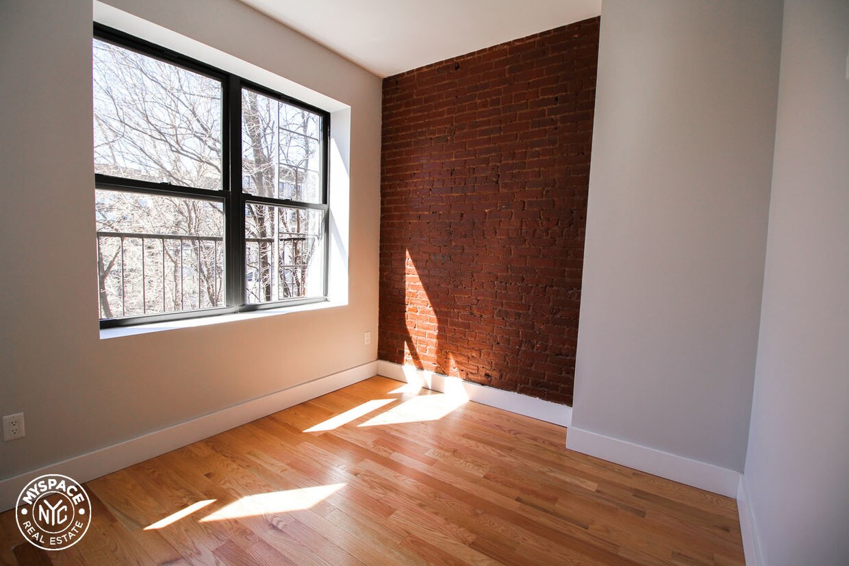 Primary Photo - 214 Grand St