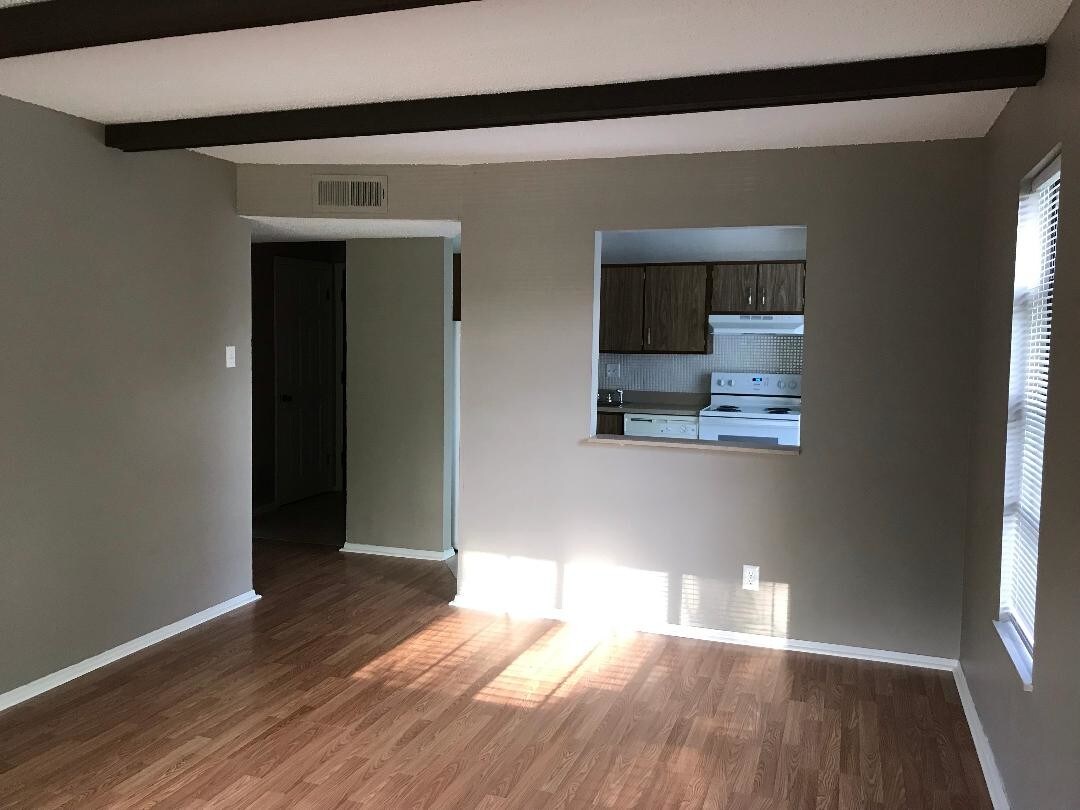 sala de estar con vista a la cocina - 10258 Squire Meadows Dr