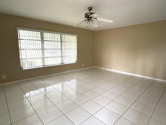 Foto del edificio - 455 High Point Blvd