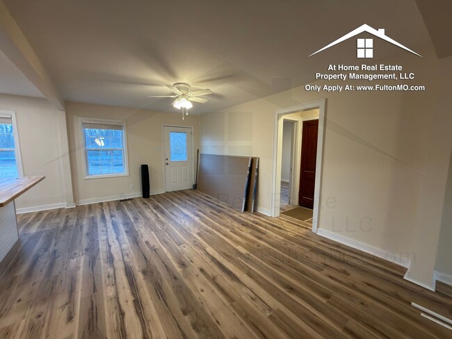 Building Photo - 703 W 7th St