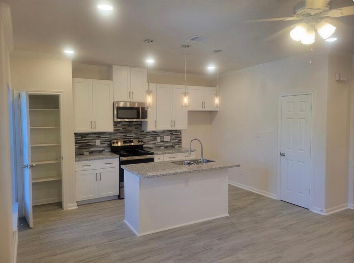 Foto principal - 7980 Ethel St