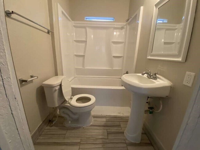 Foto del edificio - 8213 E Erath St
