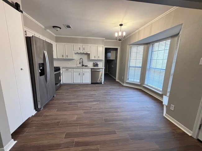 Building Photo - THIS HOME IS READY TO STEAL YOUR HEART WITH IT'S CHARM.