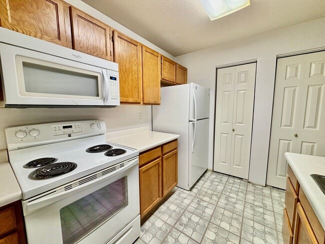 Building Photo - Charming Main floor 2 bed, 2 bath Condo