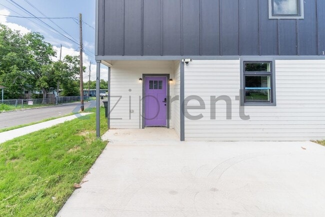 Building Photo - Unit A