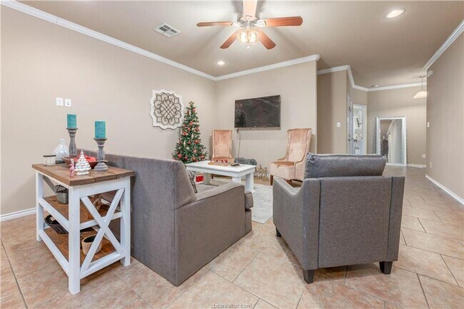 Foto del edificio - AUGUST Pre-Lease! 4/4 in University Heights!