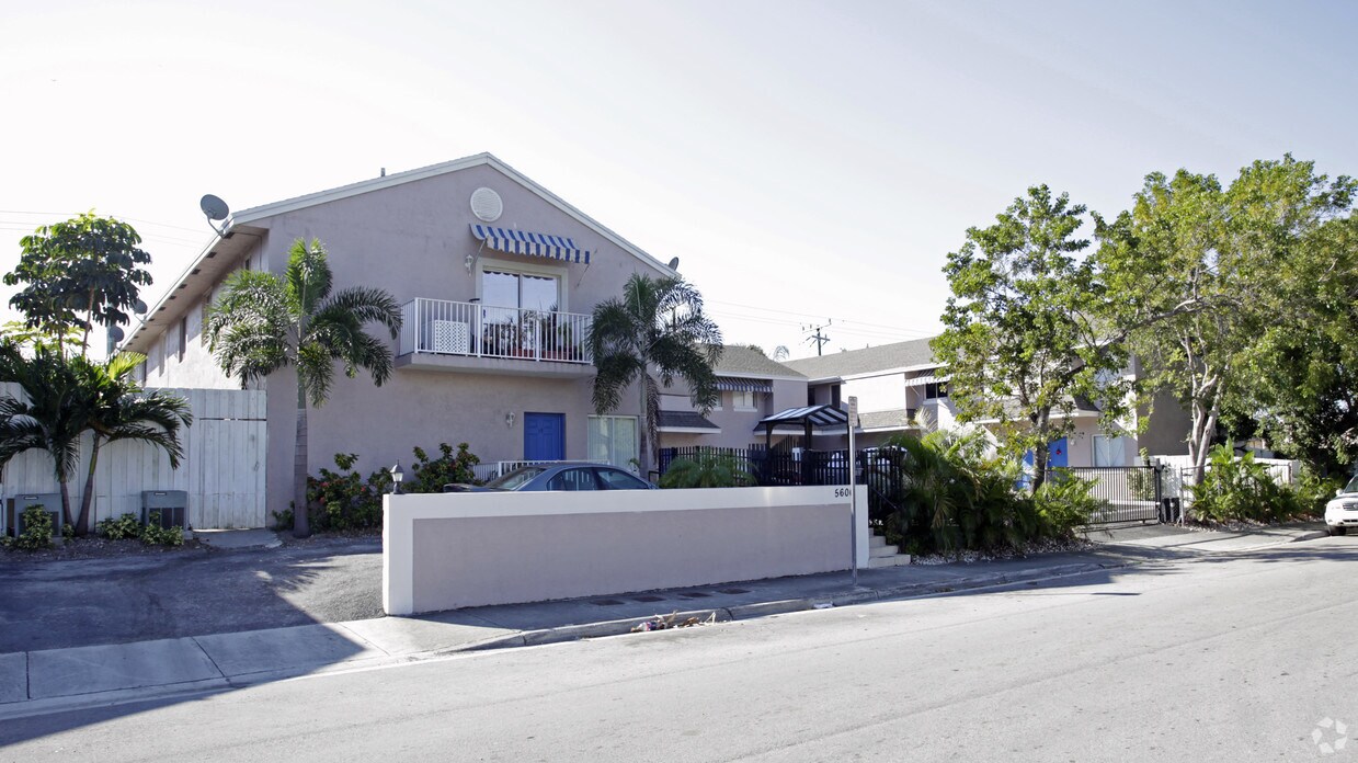 Foto principal - 5600 NW 6th St