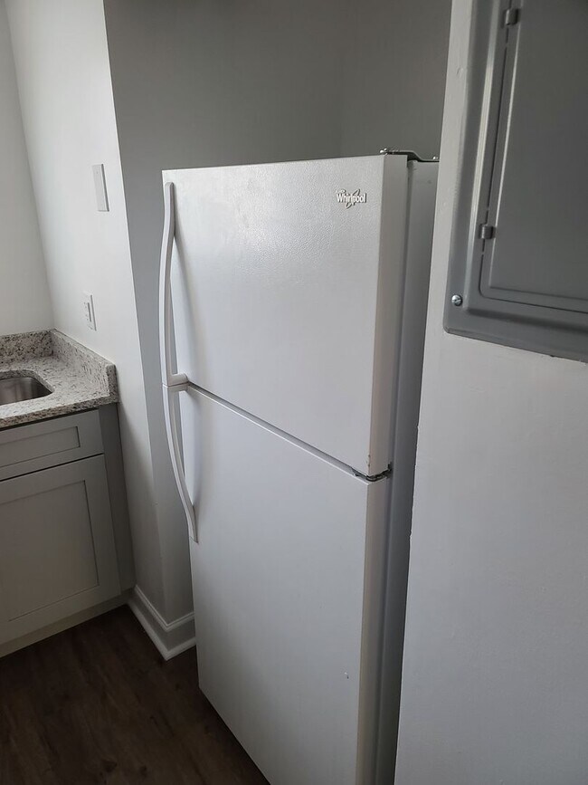 Building Photo - Newly renovated condo