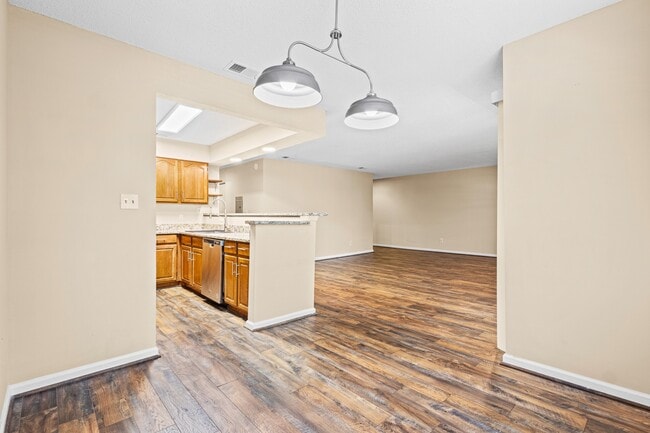Dining Area & Kitchen - 98 Hampshire Ct
