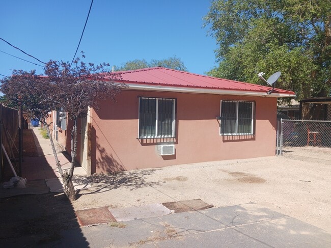 Building Photo - 608 San Pablo St SE