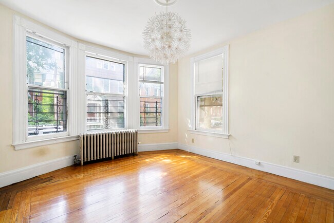 19Lynwood #2 LR - 19 Lynwood Pl