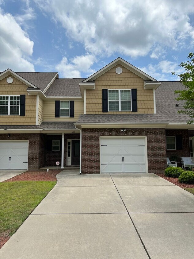 Primary Photo - Stunning 3 Bed 2.5 Bath Townhome with Acce...