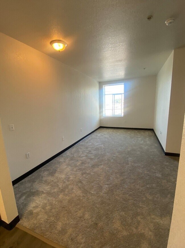Foto del edificio - Miley Gardens at Eastmont- 55+ Senior Affordable Community