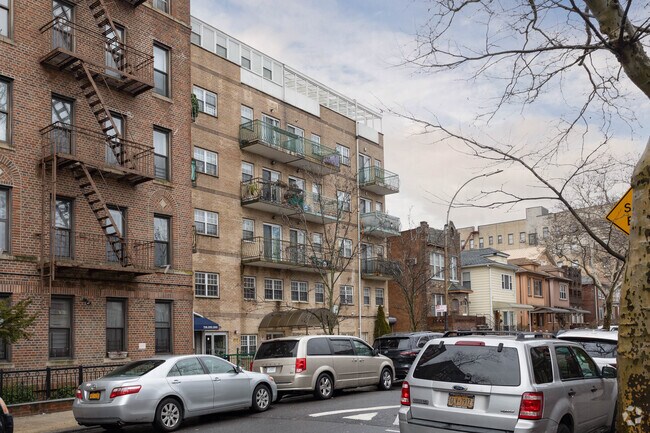 Building Photo - 1642 W 9th St