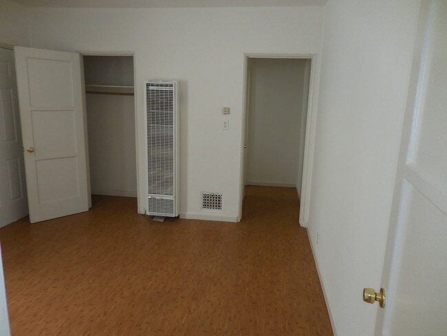 Building Photo - 304 N La Peer Dr