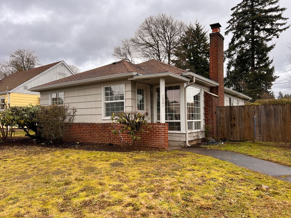 Primary Photo - Charming Two Bedroom House near Downtown V...