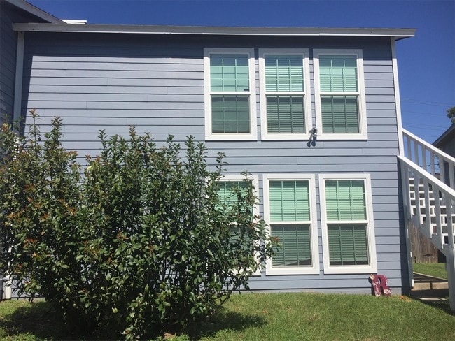 Building Photo - 403 Manuel Dr