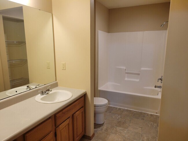 Foto del edificio - 3 Bedroom 2 Bath Close To Missouri State University $1295