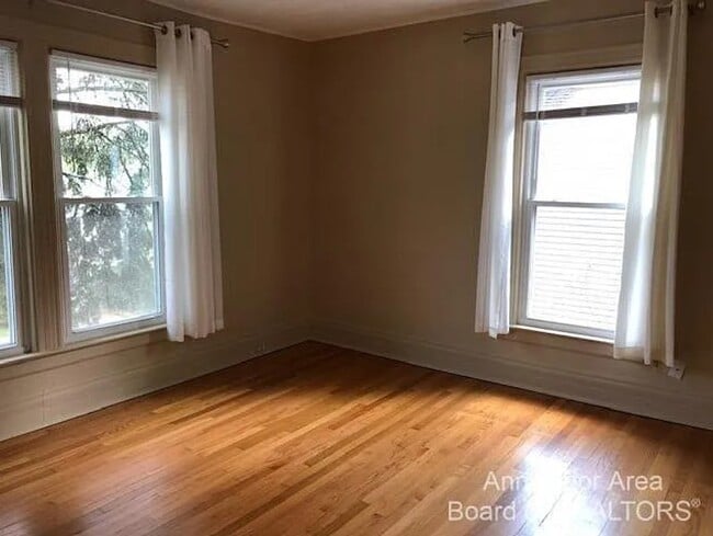 Living Space - 121 College Pl