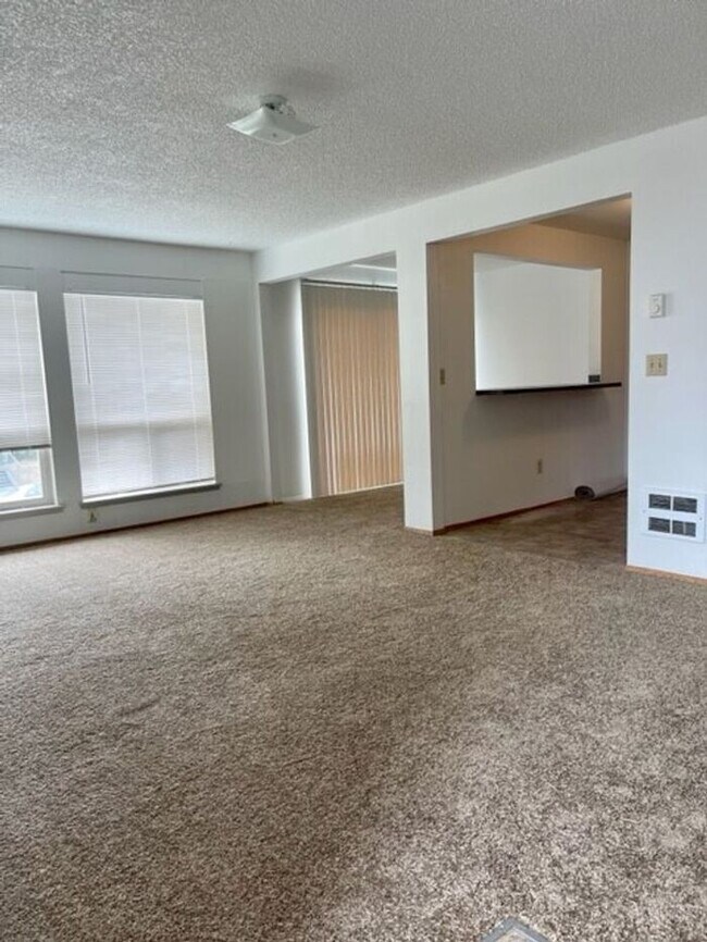 Building Photo - Cute & Spacious 2 Bedroom 1 Bath w/ Move i...