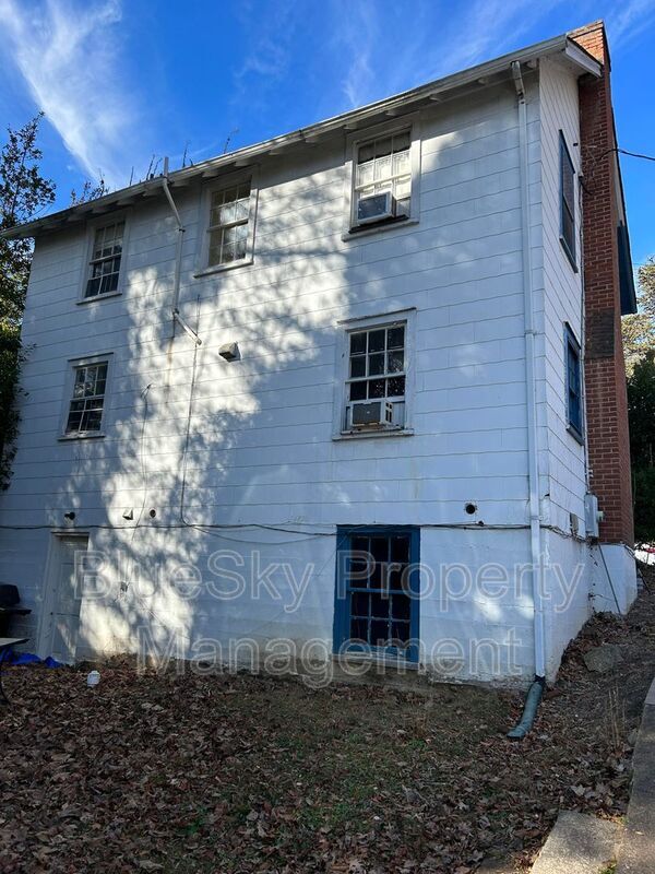 Building Photo - 1912 Stadium Rd