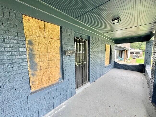 Building Photo - 771 N Holmes St