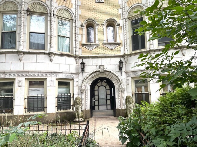 Foto del edificio - 1527 W Pratt Blvd